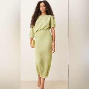 Never Fully Dressed NWT L Tilly gold fleck plisse maxi dress in Green Midi Dress